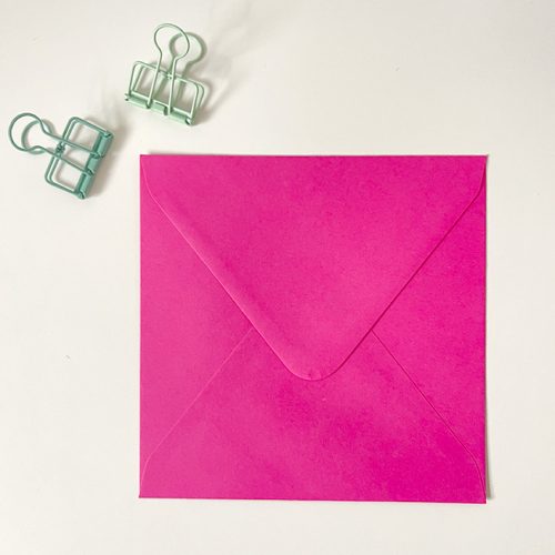 roze envelop 15 x 15 cm